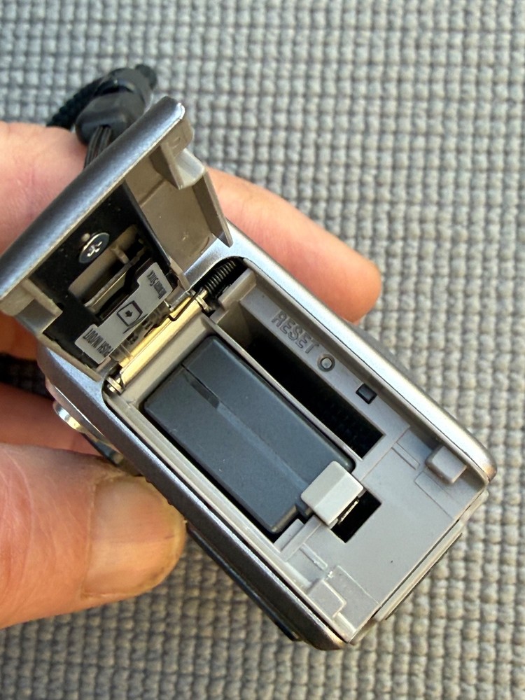 SONY CYBER SHOT DSC P 10 DIGITAL CAMERA