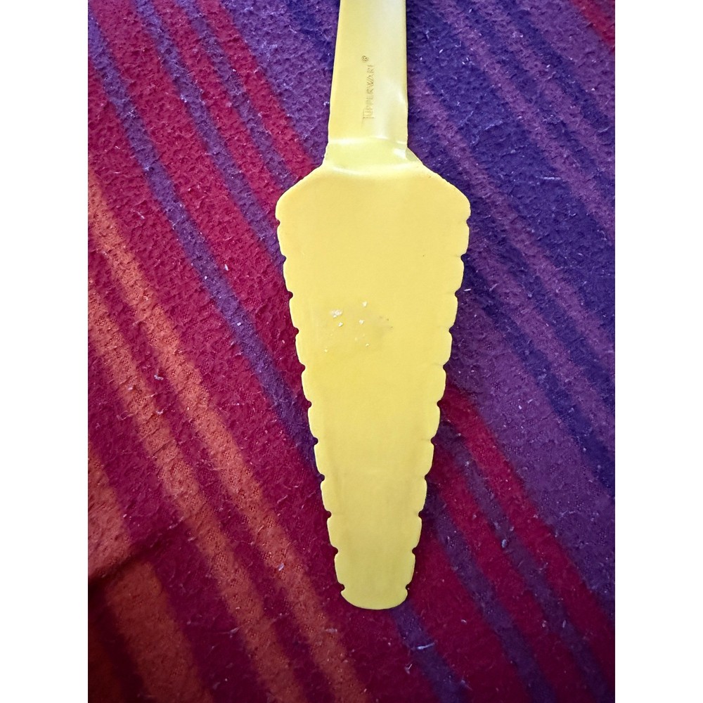 Tupperware Yellow Plastic Cake Server Spatula Pie Server Serrated Edge