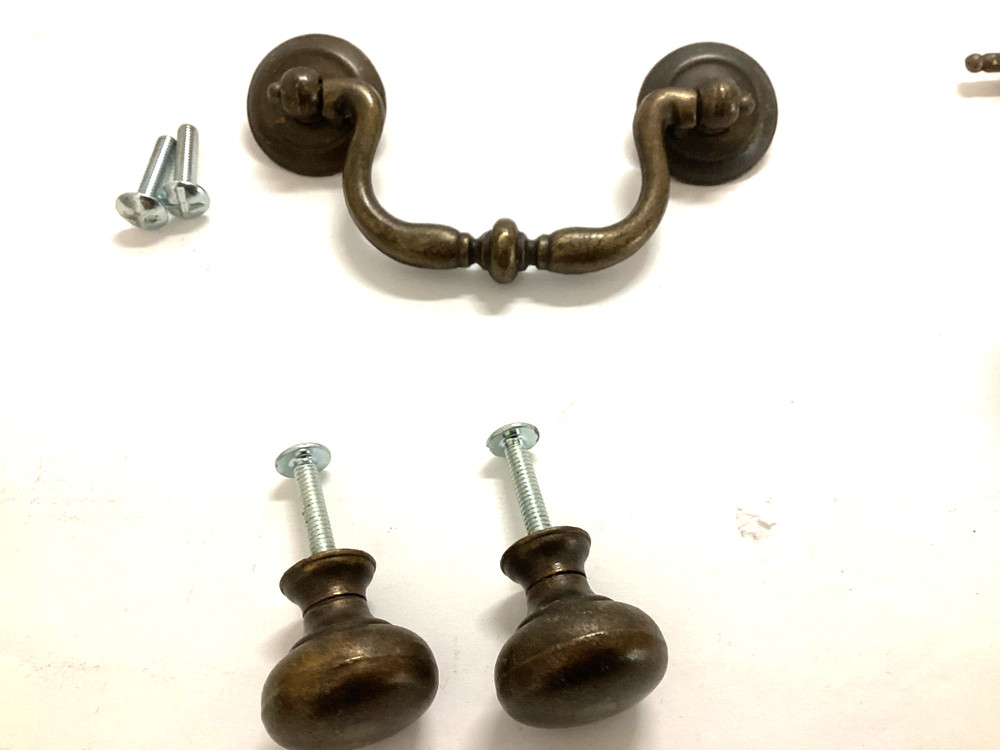 VINTAGE SOLID BRASS DRAWER & CABINET DROP PULL HANDLES LOT OF 11 plus 2 KNOBS
