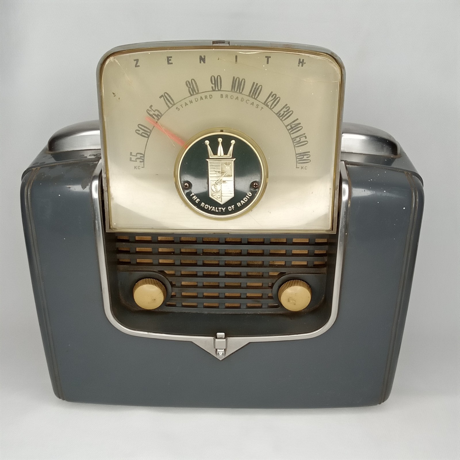 WWII Era Bakelite Portable AM Radio Zenith Tip-Top Holiday Gray 1940s