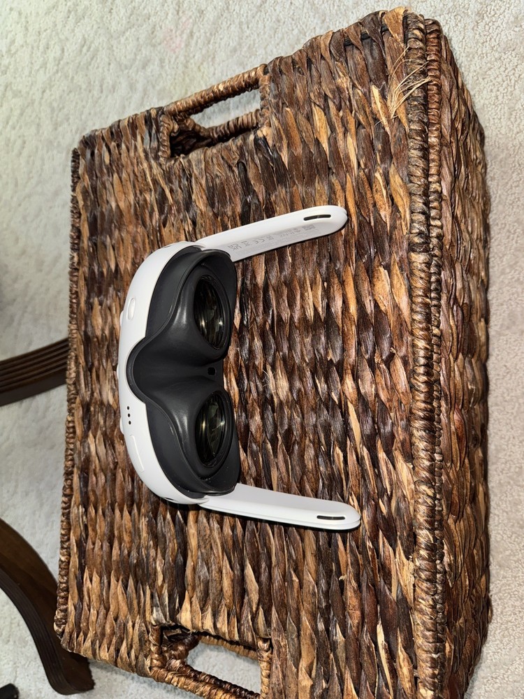 Meta - Quest 3 Breakthrough Mixed Reality - 128GB - White - ( OS DOES NOT BOOT )