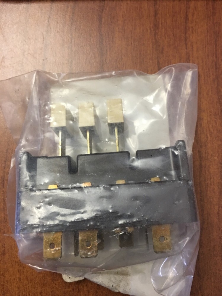 Daikin McQuay 4EAL8735 Switch 3-Push Button