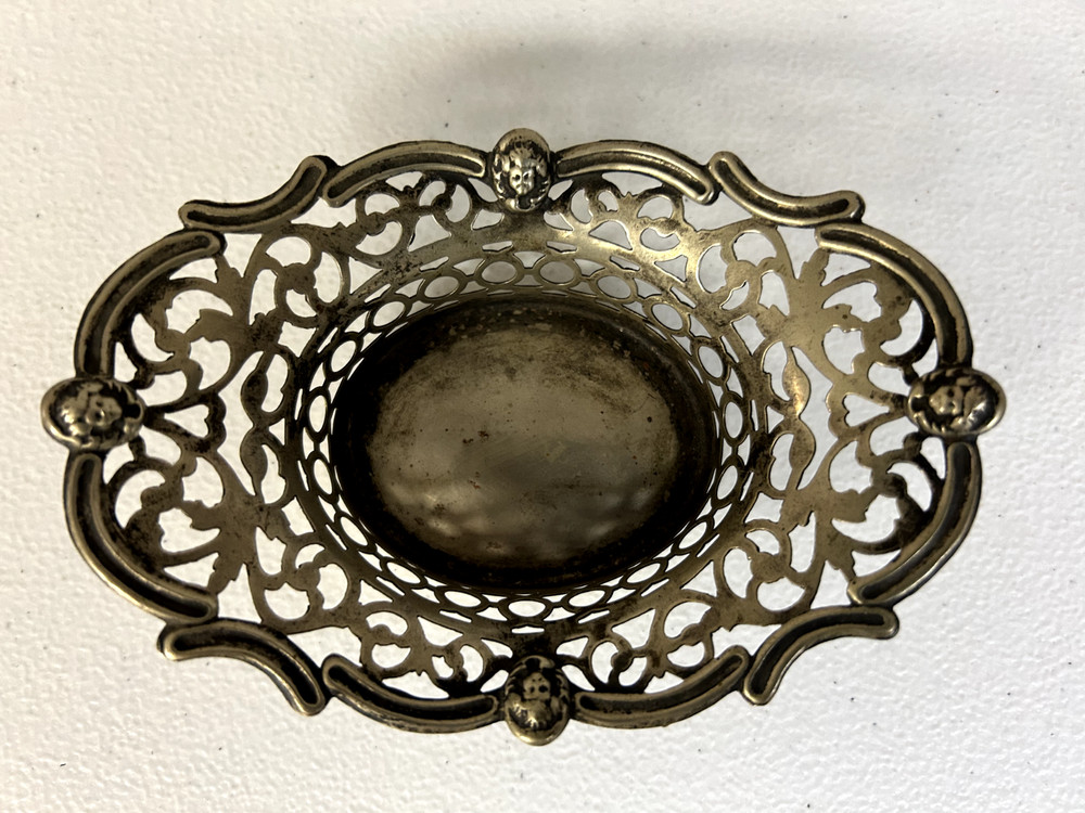 Vintage silver-plated ENGLISH filigree oval scalloped BONBON/NUT DISH  5.5"x4"x2