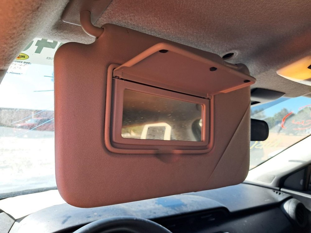 KICKS 2021 Glove Box 4786342