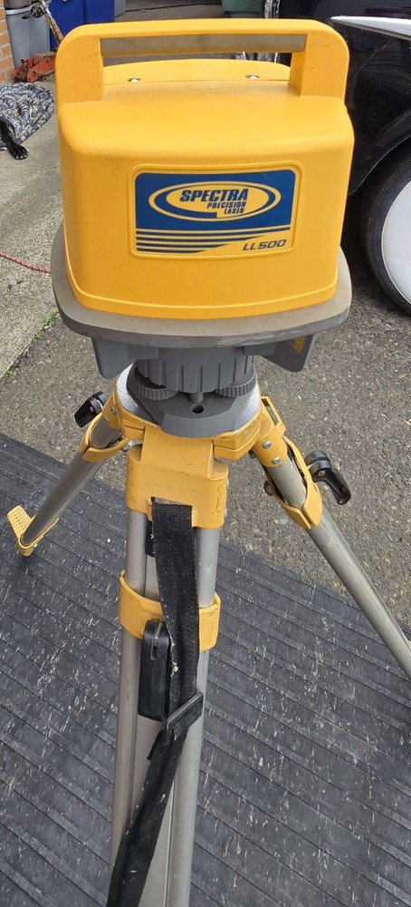 Leveling Staffs Dewalt Tripod Spectra Precision Laser LL 500 Apache Detector