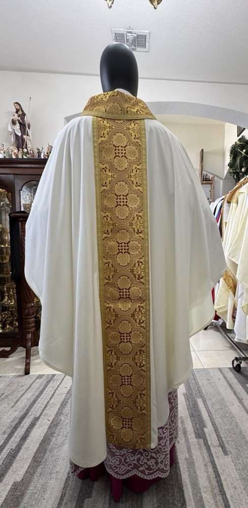 WHITE GOLD GOTHIC DAMASK COLLARED VESTMENT CHASUBLE & STOLE