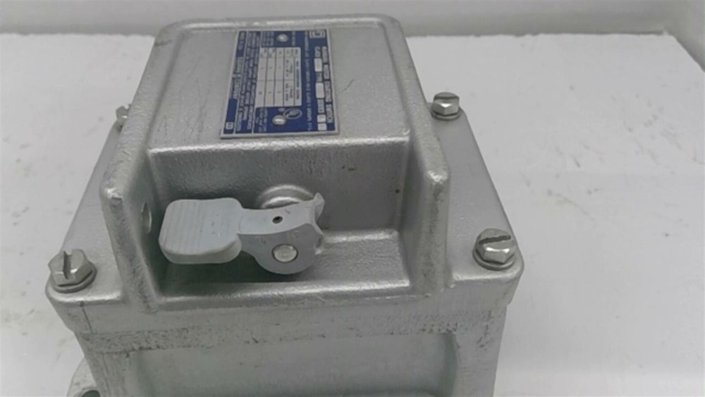Square D 25190 Manual Motor Starting Switch Broken Toggle Switch