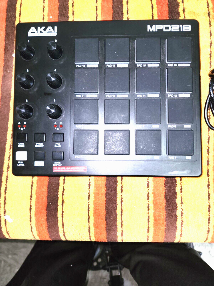 AKAI Professional MPD218 USB MIDI Controller