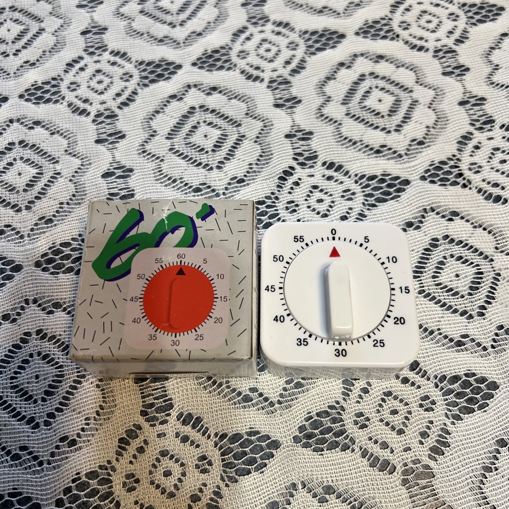 Kitchen Timer 60-Minute White With Black Numbers Excellent Condition