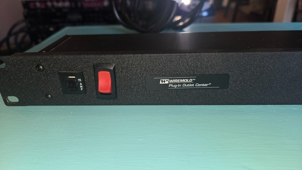 Wiremold Sentrex Rack Mount 6-Outlet Surge Suppressor/Protector
