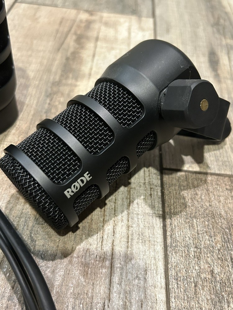 RODE PodMic USB Dynamic Microphone w/ Box, Cable, Windscreen – Excellent