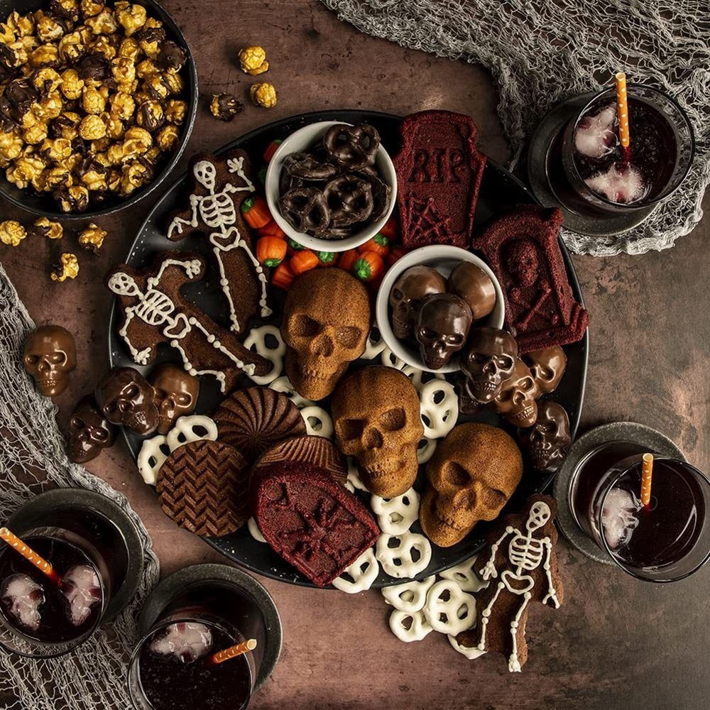 Ware Halloween Bakeware Haunted Skull Cakelet Pan, Bronze K3H59797