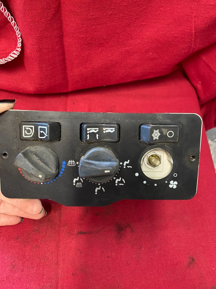 BERGSTROM TEMPERATURE CONTROL SWITCH,OEM, MISSING KNOBS , KENWORTH F21-1005-1