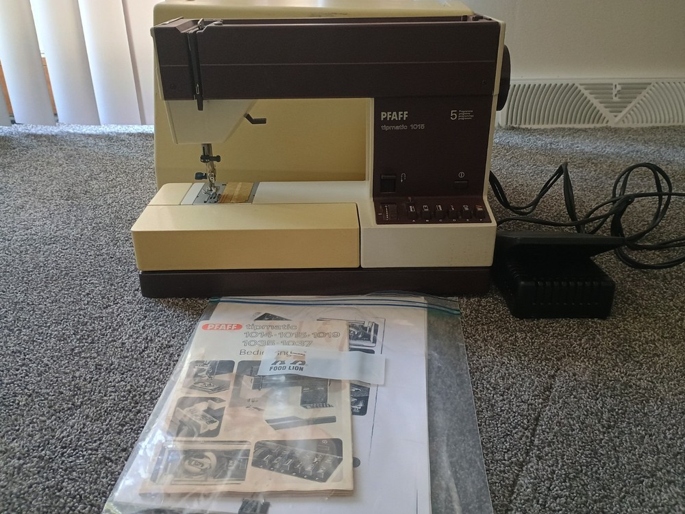 PFAFF 1015 TIPMATIC Sewing Machine Vintage