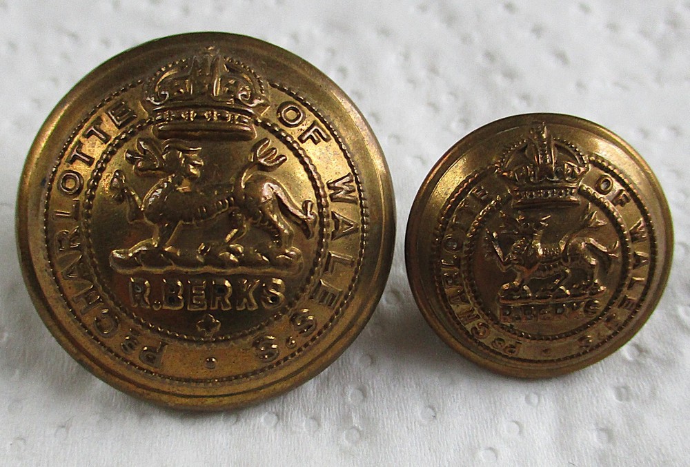 2x British Army:"ROYAL BERKSHIRE REGIMENT BRASS BUTTONS"(25mm-18mm, WW1-WW2 Era)