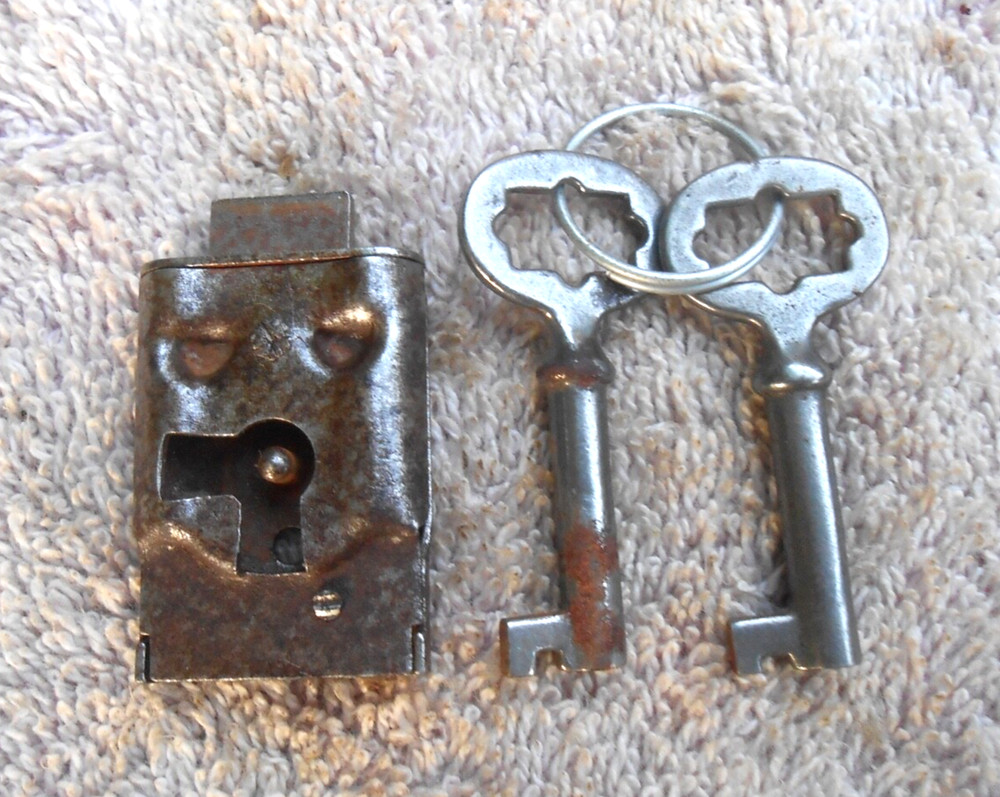Vtg Lock With 2 same keys
