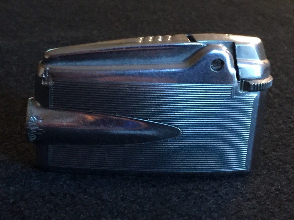 Varaflame Ronson 1950s tailfin lighter / Sleek and Cool!