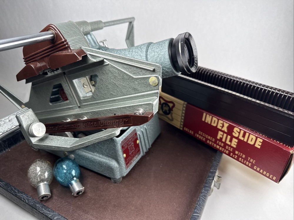 VTG GOLDE Manumatic Slide Projector Model 300-P-1042 Automatic Slide Changer +