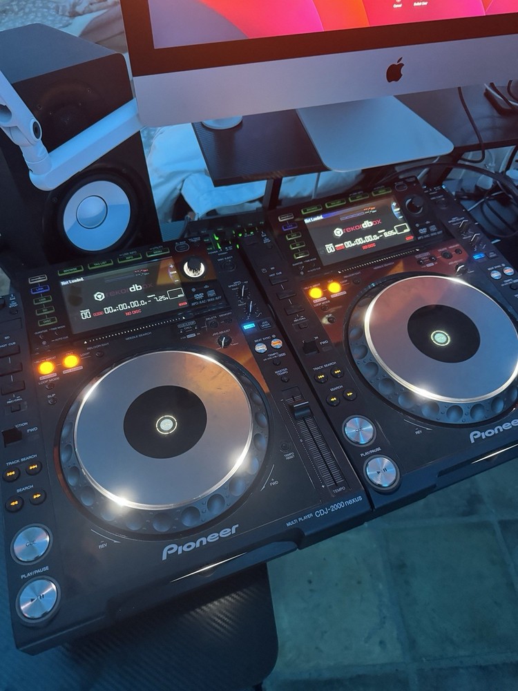 Pair 2x Pioneer CDJ-2000 Professional DJ Multi Player Digital Turntable CDJ2000