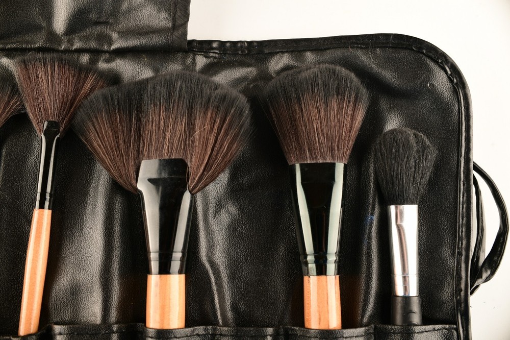 *23 Piece Makeup Brush Set With Black Case