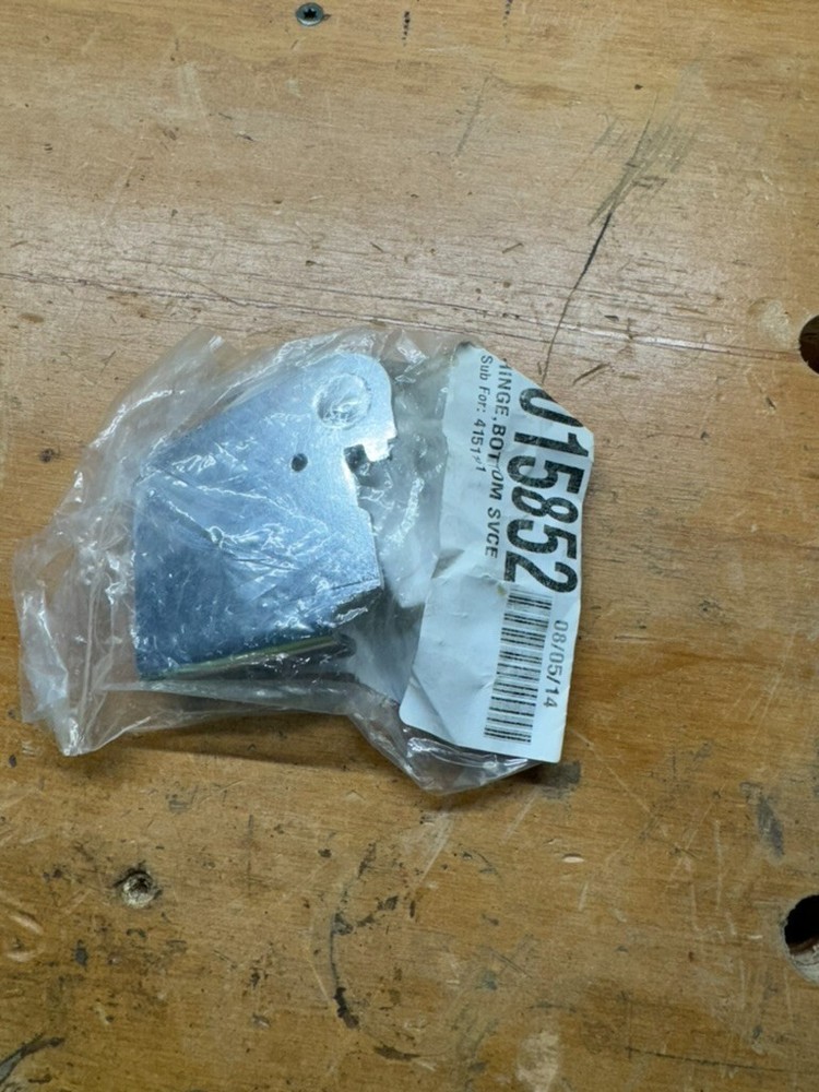 Sub-Zero 7015852 HINGE, BOTTOM SVCE NS