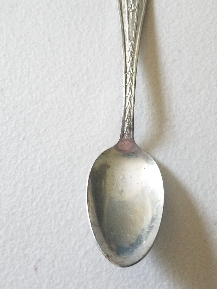 VINTAGE STANDARD SILVERPLATE SPOON 6 IN