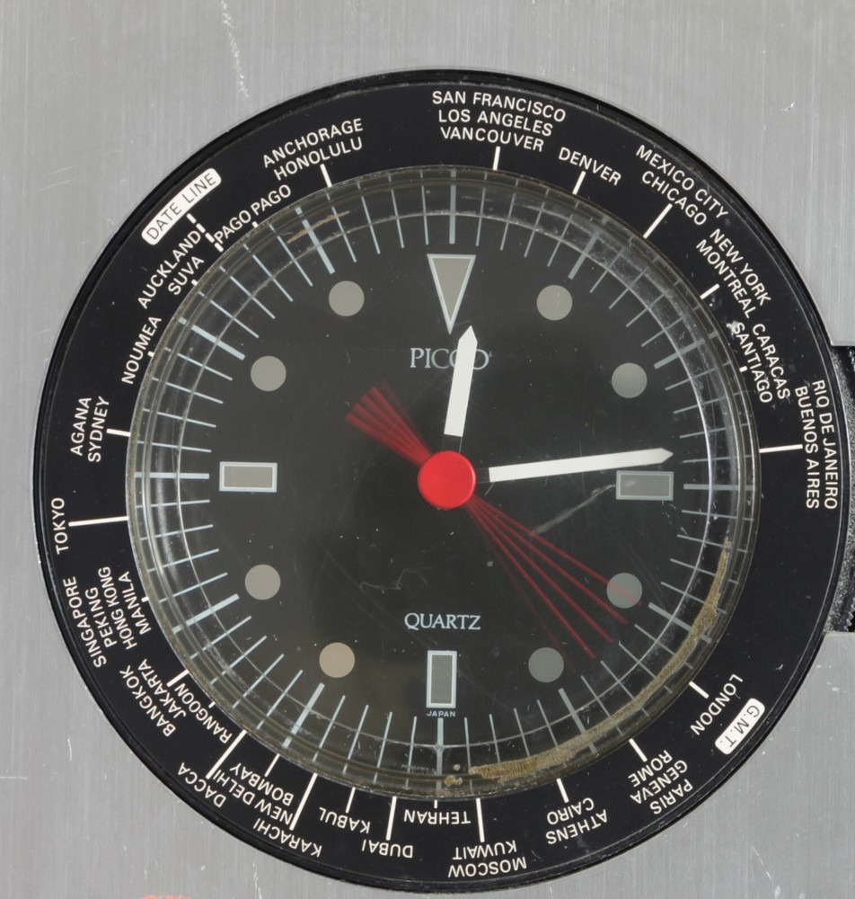 1983 Toro Professionals Club Picco Quartz Desktop Clock