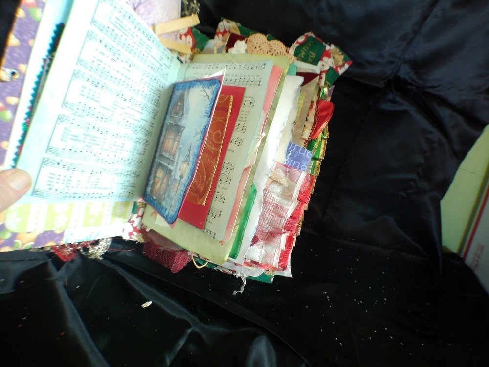 chrstmas present junk journal for all your keepsake needs to enjoy