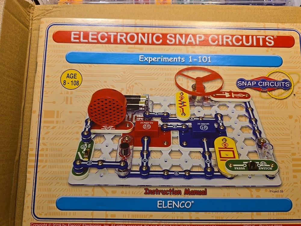 Snap Circuits Junior Contains Over 30 Parts Build Over 100 Electronic Projects