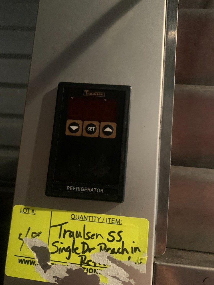 Traulsen G10010-032 30" 1-Section Solid-Door Reach-In Refrigerator