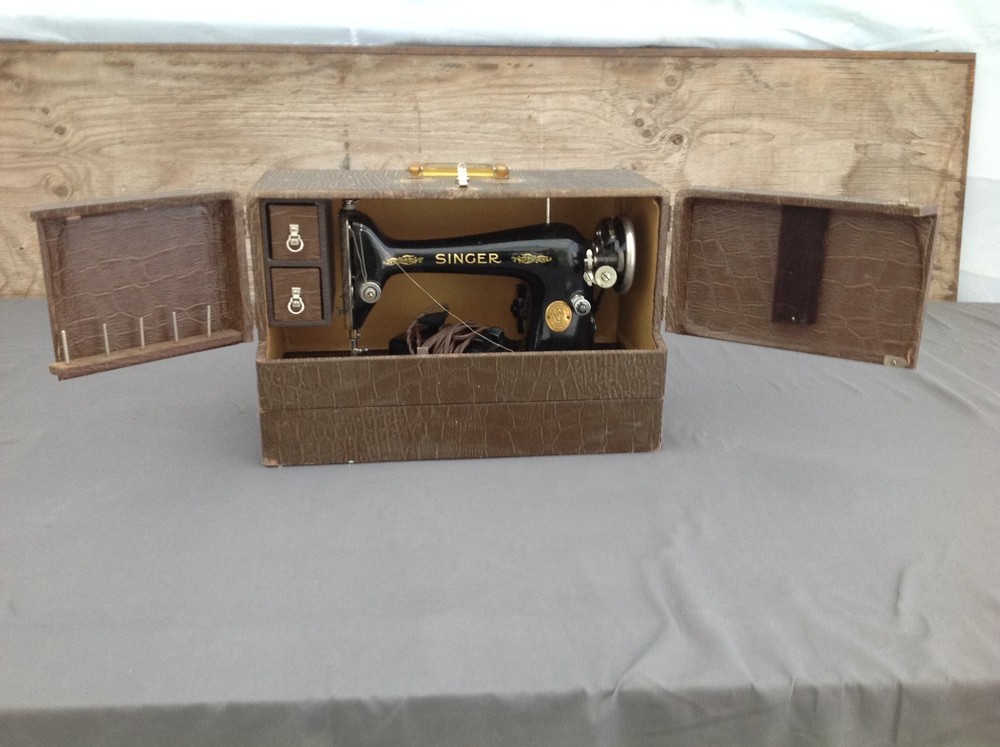 Vintage Singer Sewing Machine in Case