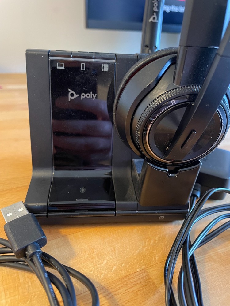 Plantronics Poly Savi 8200 base and headset