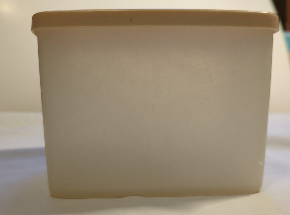 Tupperware Square Round Keeper 30 oz. Container with brown lid