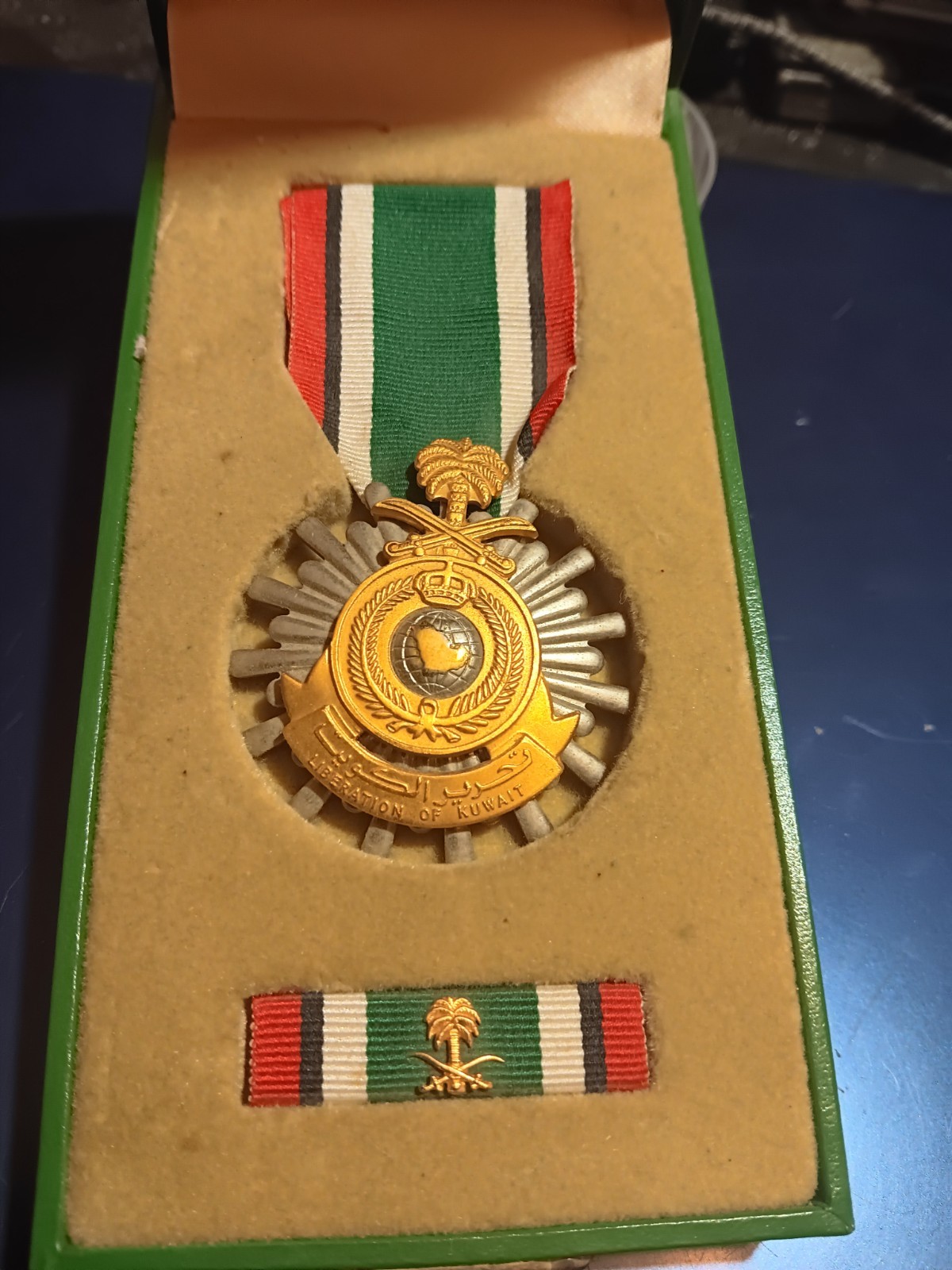 Vintage Kuwait Liberation Medal & Ribbon Set Kingdom Of Saudi Arabia (26-149)