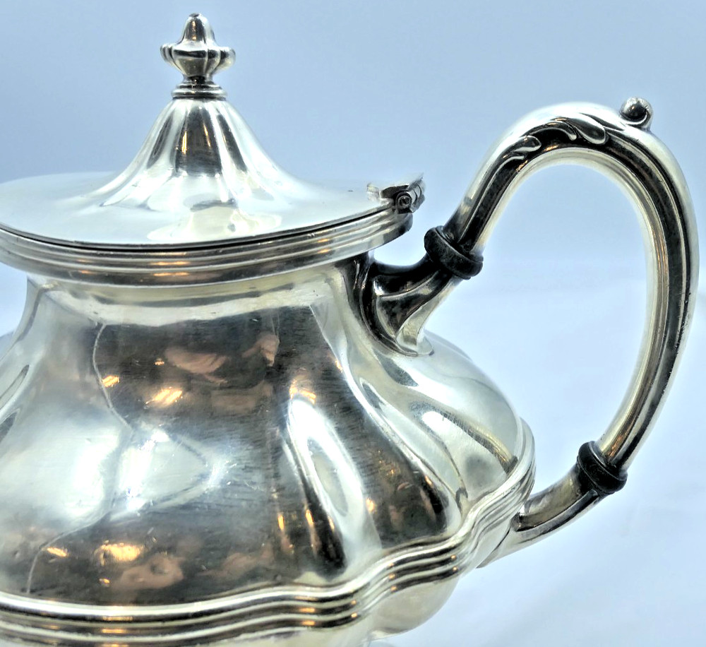 Mid-Century Silver Plate Teapot – Elegant Vintage Serveware