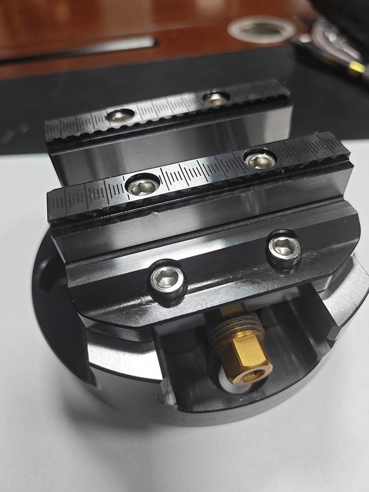 Four/five-axis quick-change fixture zero-point disc type integral concentricVise