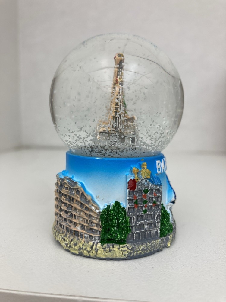 Barcelona mini snow globe