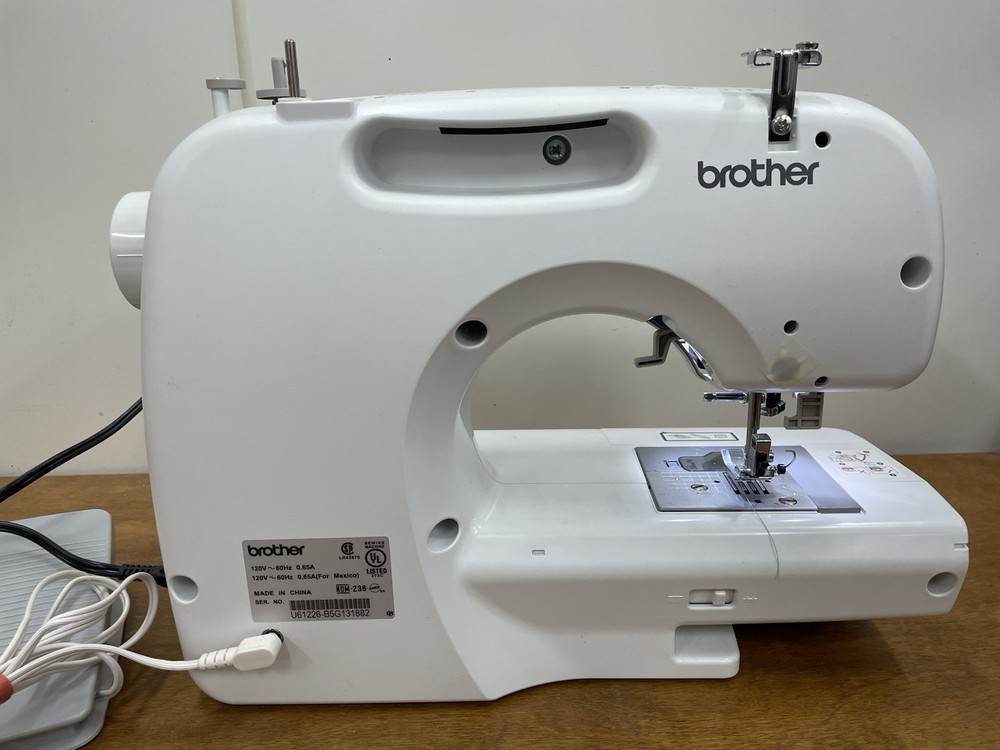 Brother ES-2000 Computerized Sewing Machine w/ Pedal & Accessories 1382