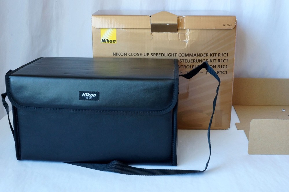Nikon R1C1 Wireless Close-Up Speedlight System Barely Used Good Working Order