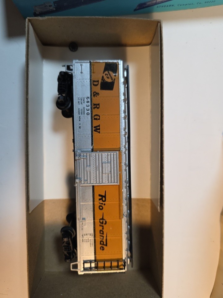 Athearn Ho - 40' cargo two door Plus 3 More