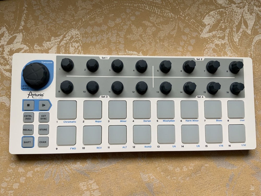 Arturia BeatStep White MIDI Controller & Sequencer w/ USB/midi Cables IOB