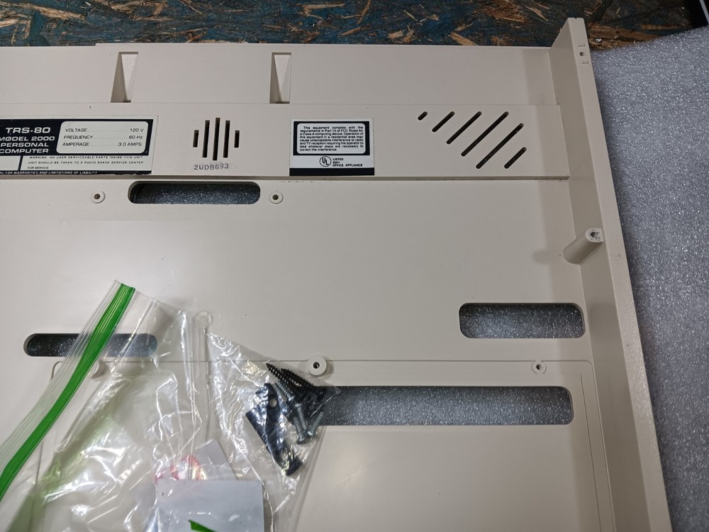 TANDY TRS-80 MODEL 2000 EXACT-INTACT-EMPTY BOTTOM CASE w/SPEAKER & SCREWS-SEE