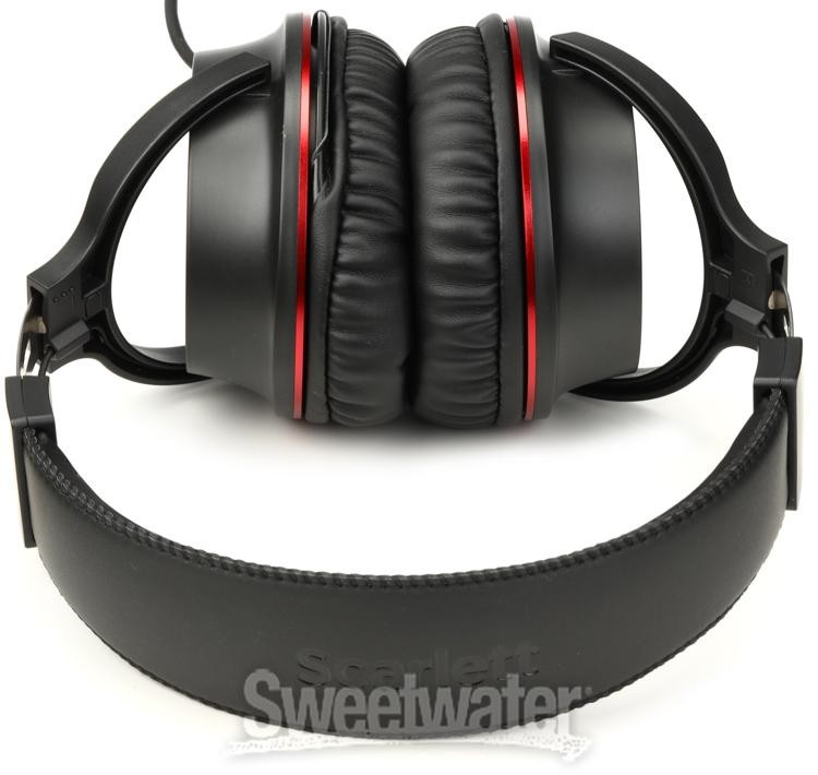 Focusrite Scarlett 2i2 Studio 4th Gen Recording Bundle