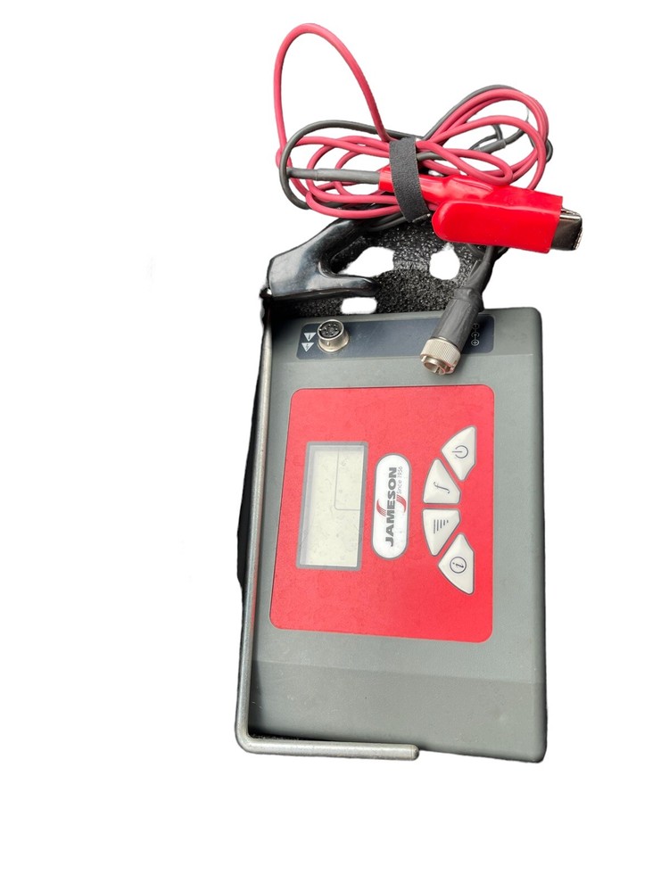 Pipe and cable locator with transmitter