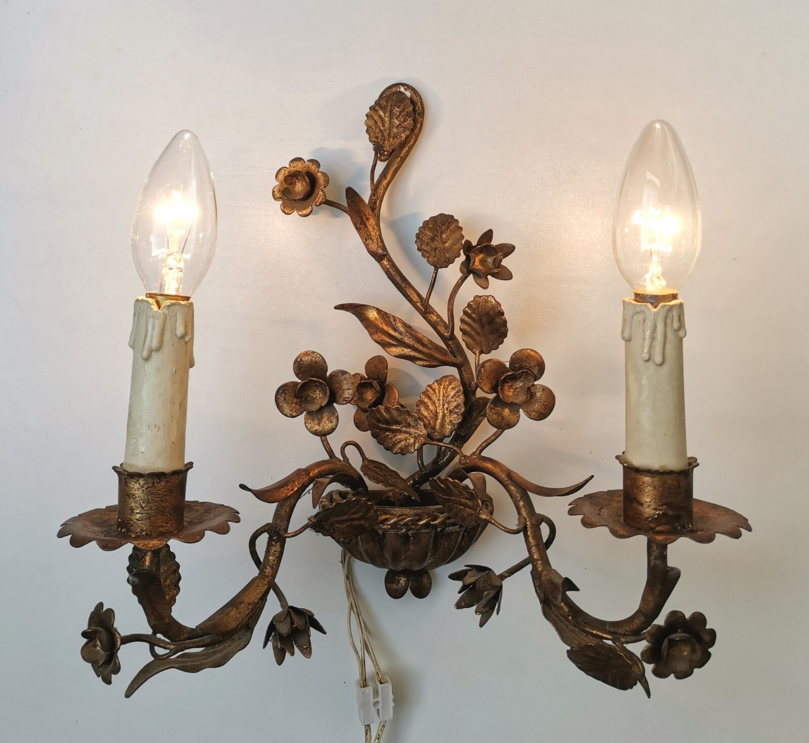 ANTIQUE ITALIAN GILT TOLE WALL SCONCE 2 LIGHTS FIXTURE VINTAGE 1950's TOLEWARE