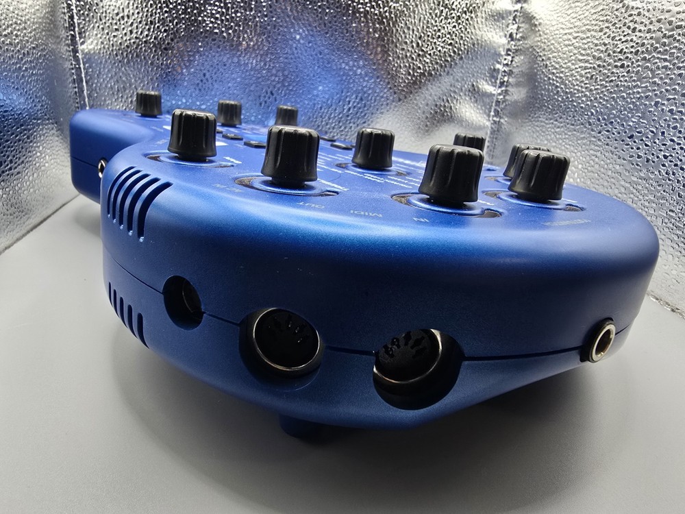 Behringer V-AMP 2 Guitar Amp Multi-Effects Processor Adapter Foot Switch And Bag