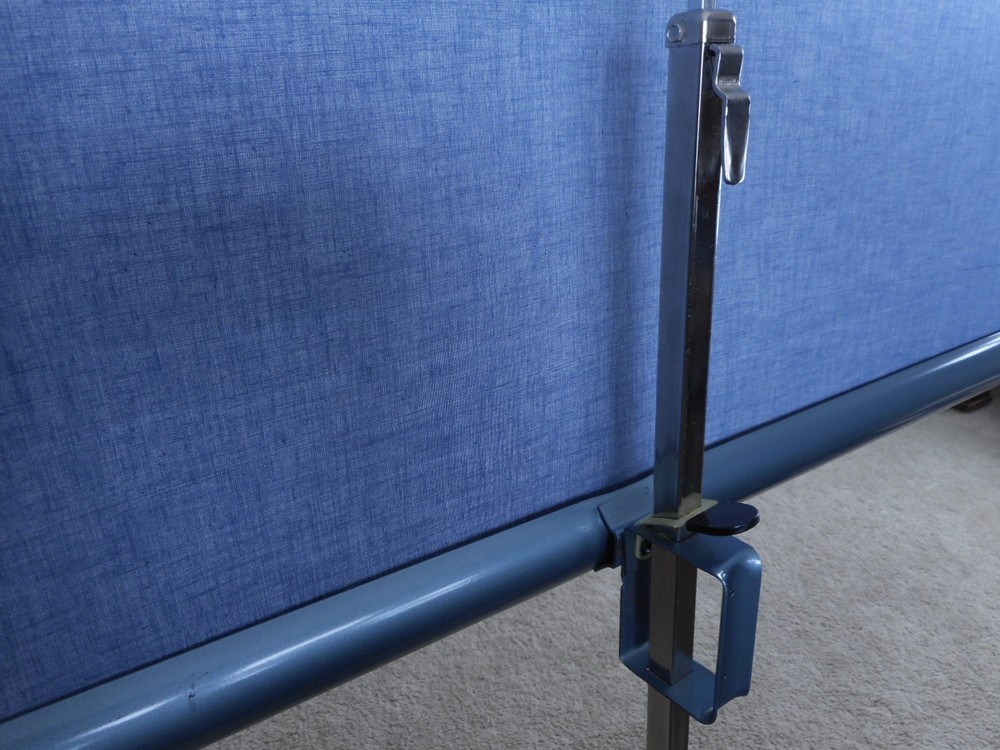 Aurora Conqueror White Pull Down Projector Screen Pre Owned W 39.5