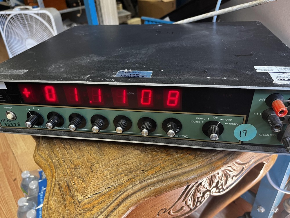 3DD   Data Precision 8200 DC Voltage Current Calibration Standard Opt  D11