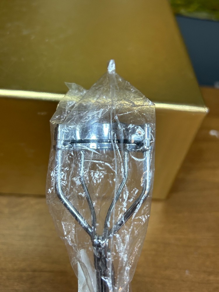 EYELASH CURLER