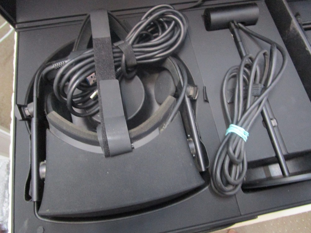 OCULUS RIFT VR HEADSET CONTROLLERS LOT UNTESTED AS-IS NOT WORKING PARTS ONLY 🥽